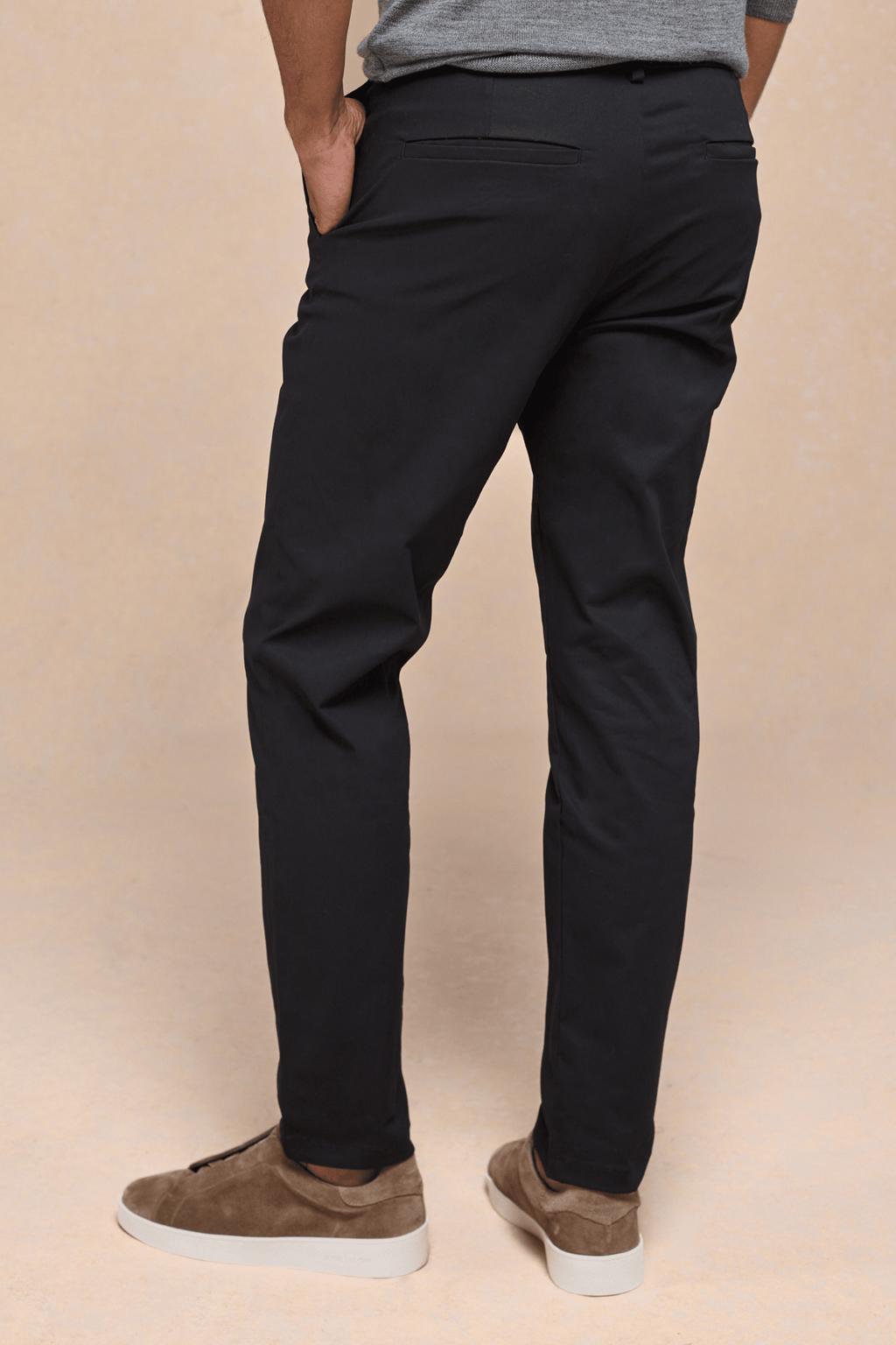 Men's black Elliot Easy Chino pants, crafted from a cotton-elastane blend, with a modern silhouette.