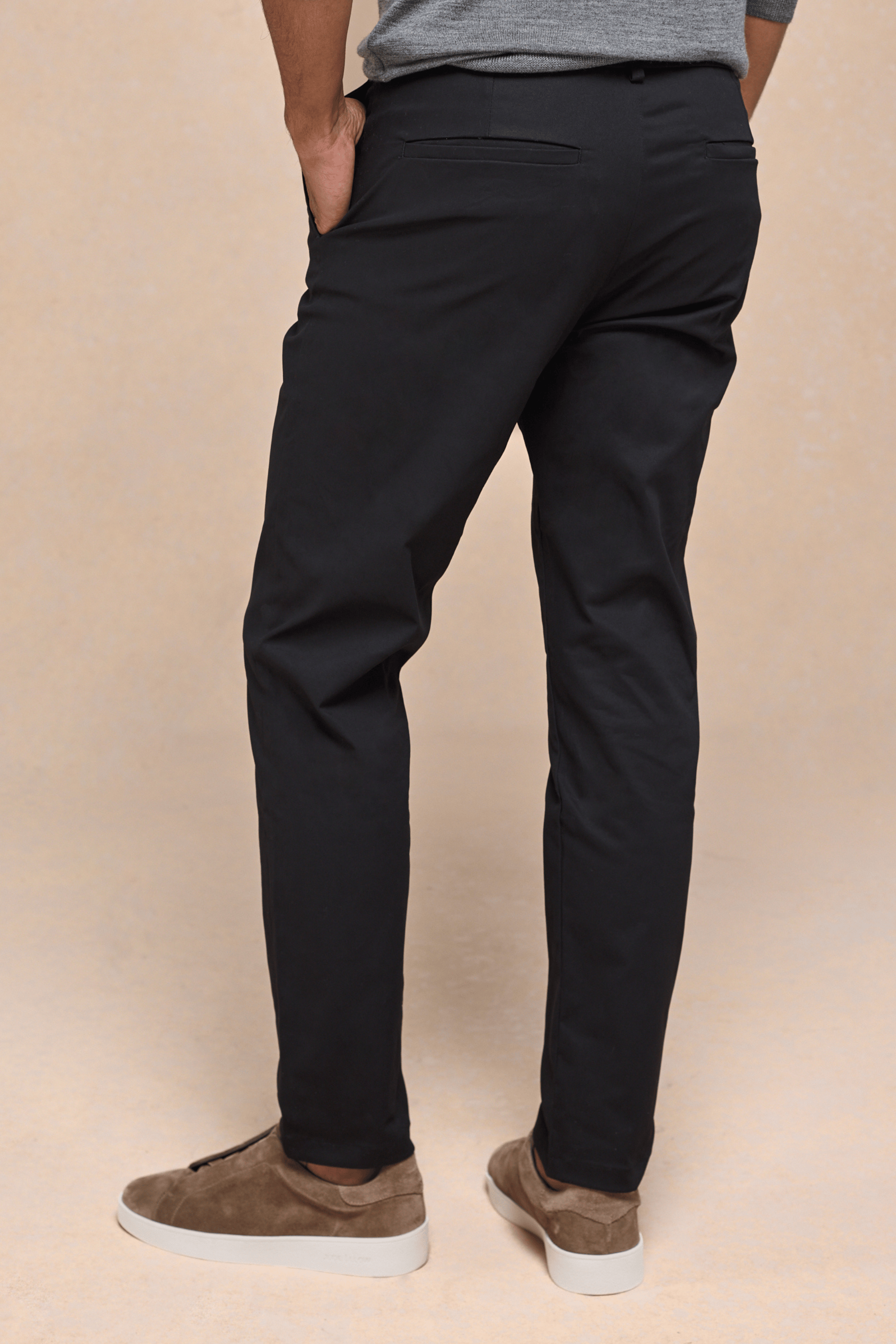 Men's black Elliot Easy Chino pants, crafted from a cotton-elastane blend, with a modern silhouette.