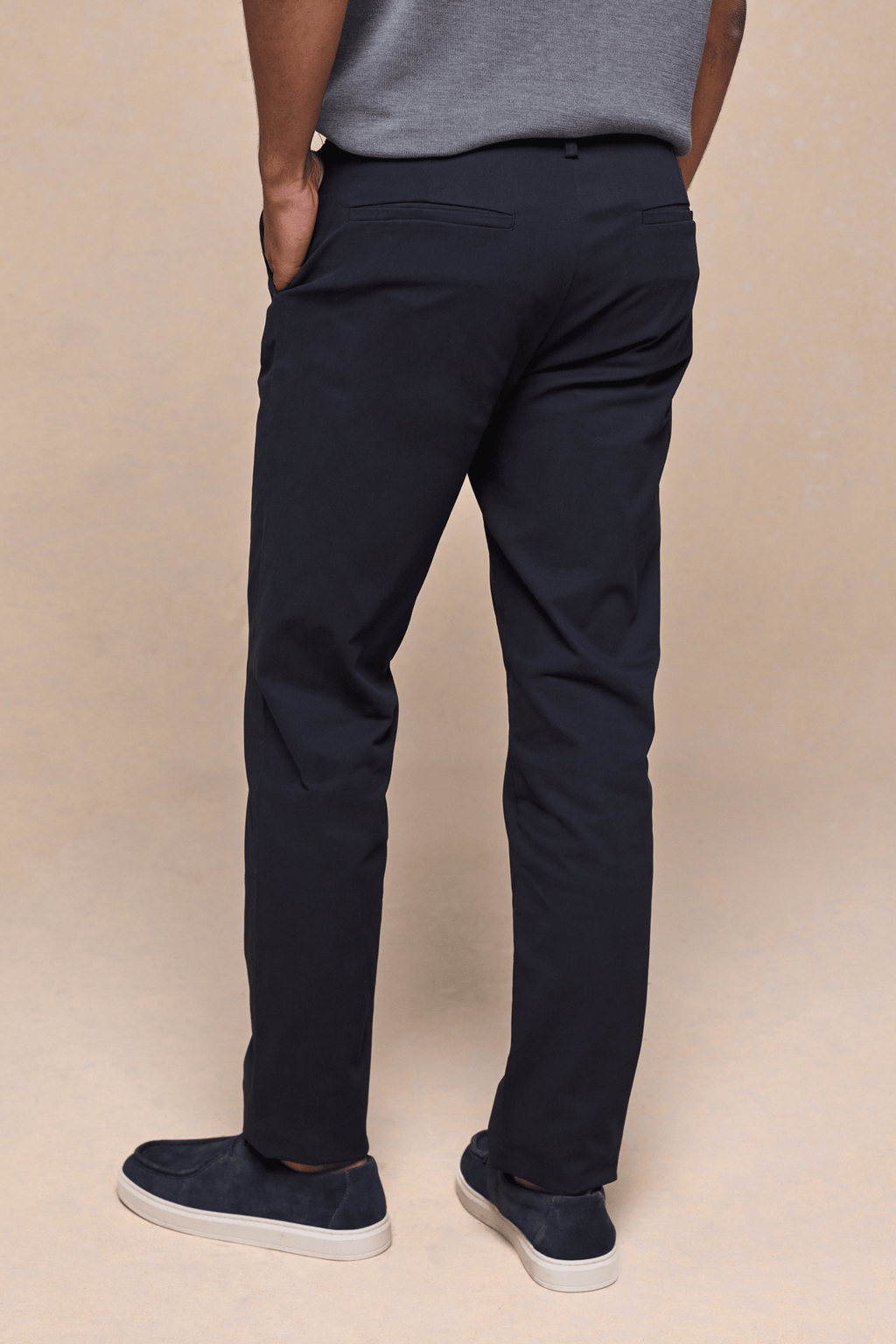 Men's Dark Navy Elliot Easy Chino pants, cotton-elastane blend, with side pockets and a modern silhouette.
