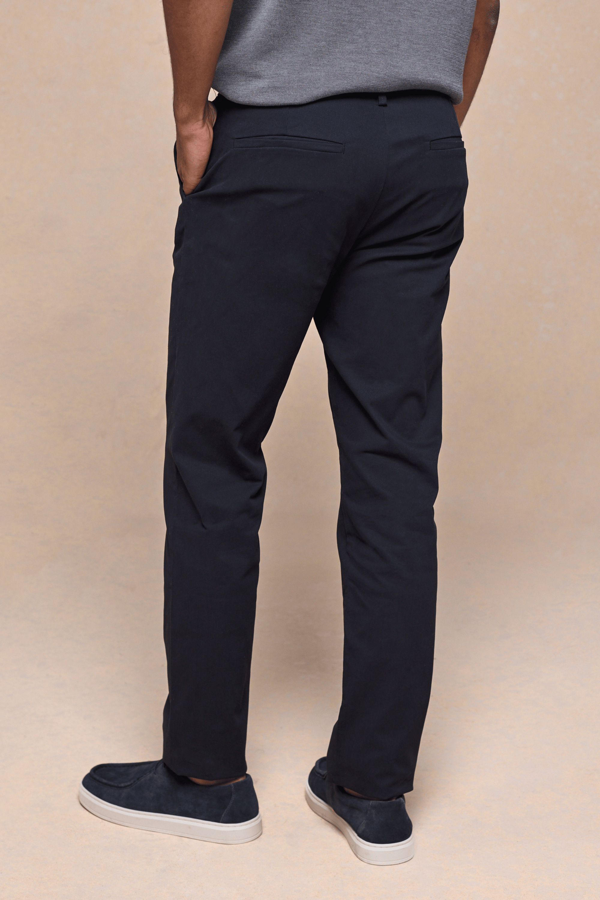 Men's Dark Navy Elliot Easy Chino pants, cotton-elastane blend, with side pockets and a modern silhouette.